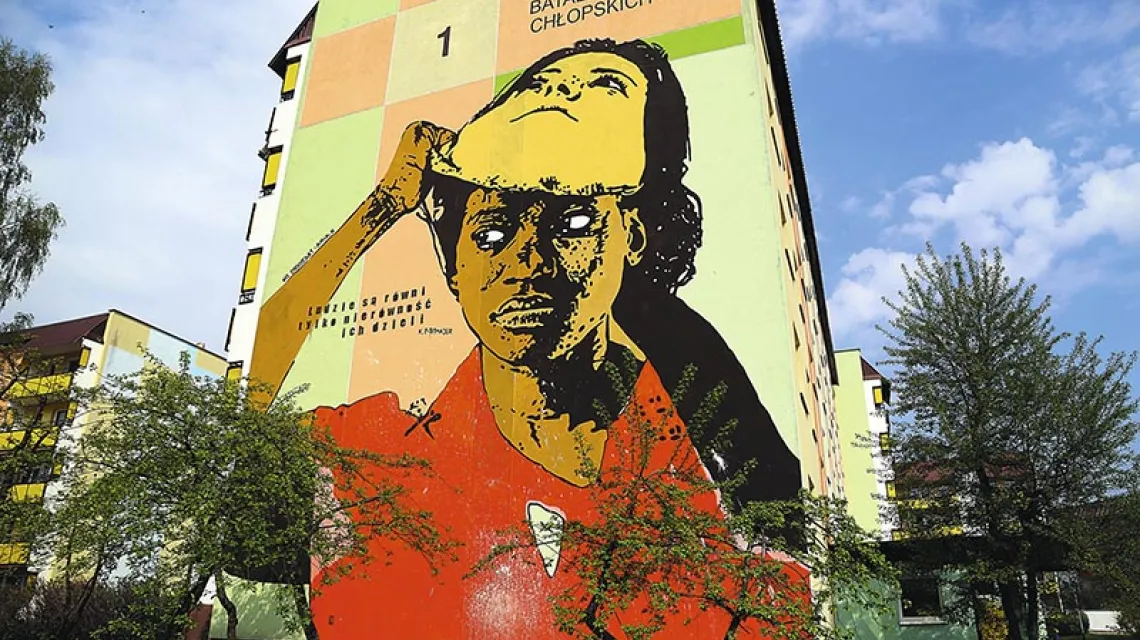 Antyrasistowski mural na ścianie bloku przy ul. Batalionów Chłopskich w Białymstoku. W kwietniu 2014 r. nieznani sprawcy oblali go białą farbą. / Fot. Anatol Chomicz / FORUM
