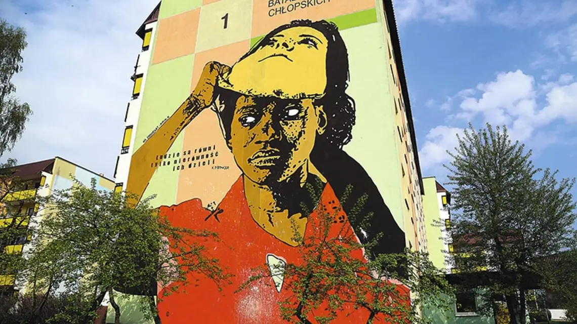 Antyrasistowski mural na ścianie bloku przy ul. Batalionów Chłopskich w Białymstoku. W kwietniu 2014 r. nieznani sprawcy oblali go białą farbą. / Fot. Anatol Chomicz / FORUM