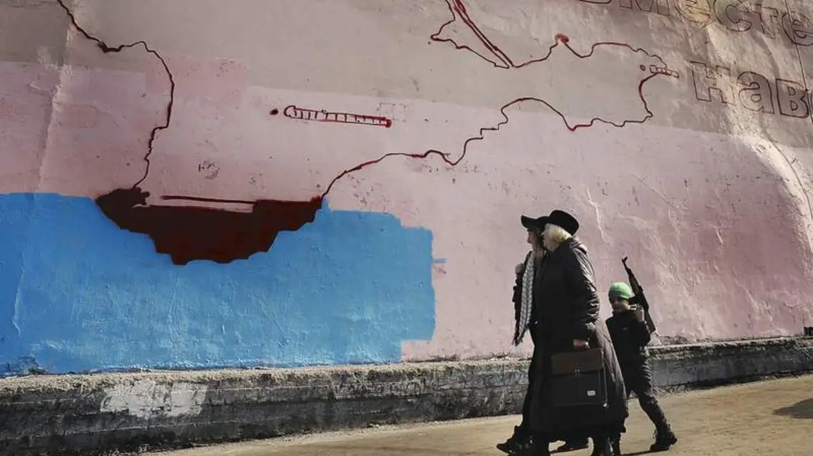 Rosja i Krym – „Na zawsze razem”. Mural na budynku w Moskwie, 24 marca 2014 r. / Fot. Alexander Nemenov / AFP / EAST NEWS