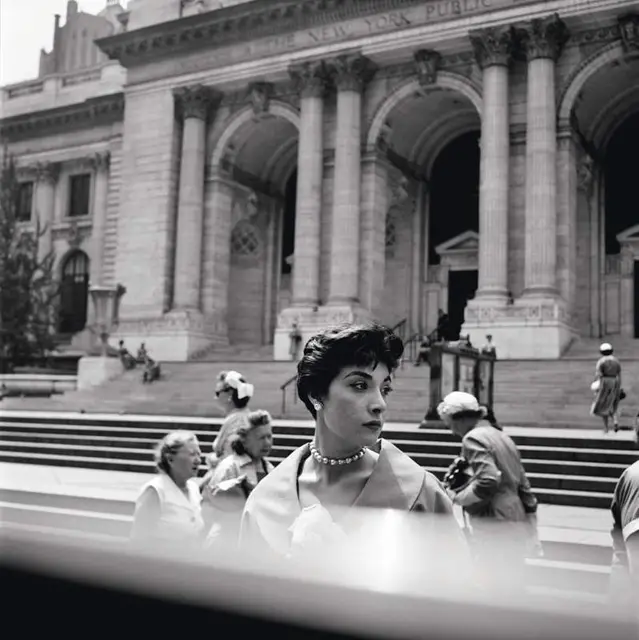 Vivian Maier, „Kobieta przed Biblioteką Publiczną NY” / Fot. Vivian Maier / MALOOF COLLECTION