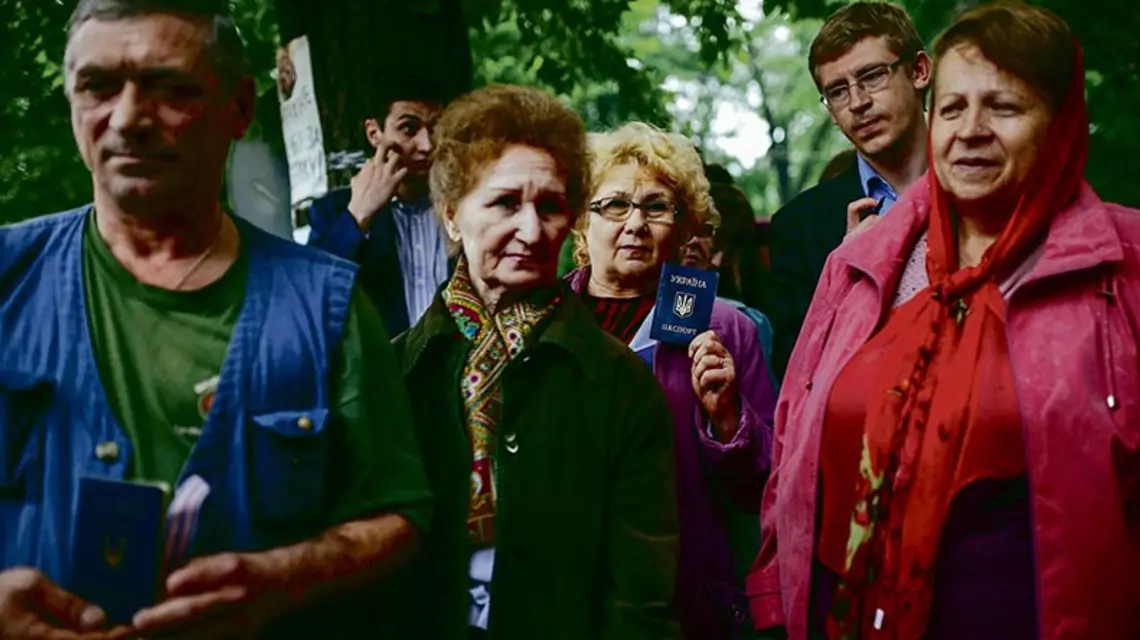 Choć większość mieszkańców Doniecka i Ługańska została w domu, rosyjscy separatyści już w niedzielę wieczorem ogłosili, że frekwencja wyniosła 80 procent, a za niezależnością od Ukrainy głosowało 90 procent. Na zdjęciu: głosujący w Ługańsku; maj 2014 r. / Fot. Dimitar Dilkoff / AFP / EAST NEWS