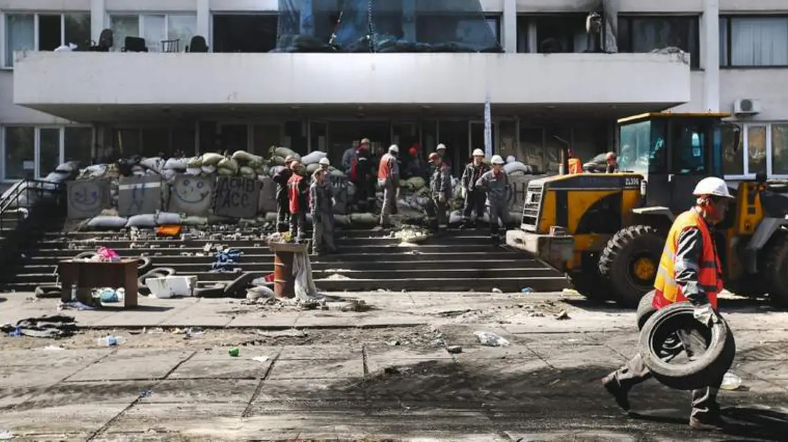 W Mariupolu, gdzie 10 proc. mieszkańców pracuje w fabrykach oligarchy Rinata Achmetowa, wybory się odbędą. Robotnicy usuwają barykady separatystów, którzy opuścili miasto; 14 maja 2014 r. / Fot. Maxim Zmeyev / REUTERS / FORUM