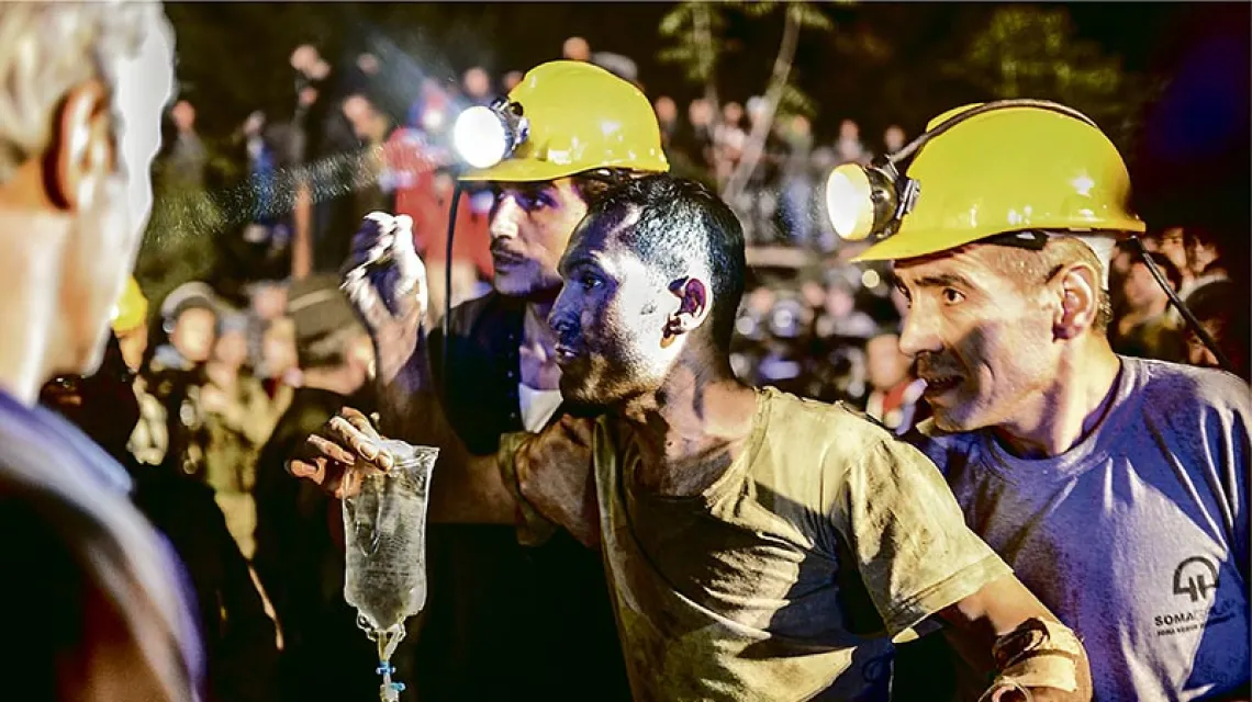 Pierwszy ocalały górnik. Soma, 13 maja 2014 r. / Fot. Bulent Kilic / AFP / EAST NEWS