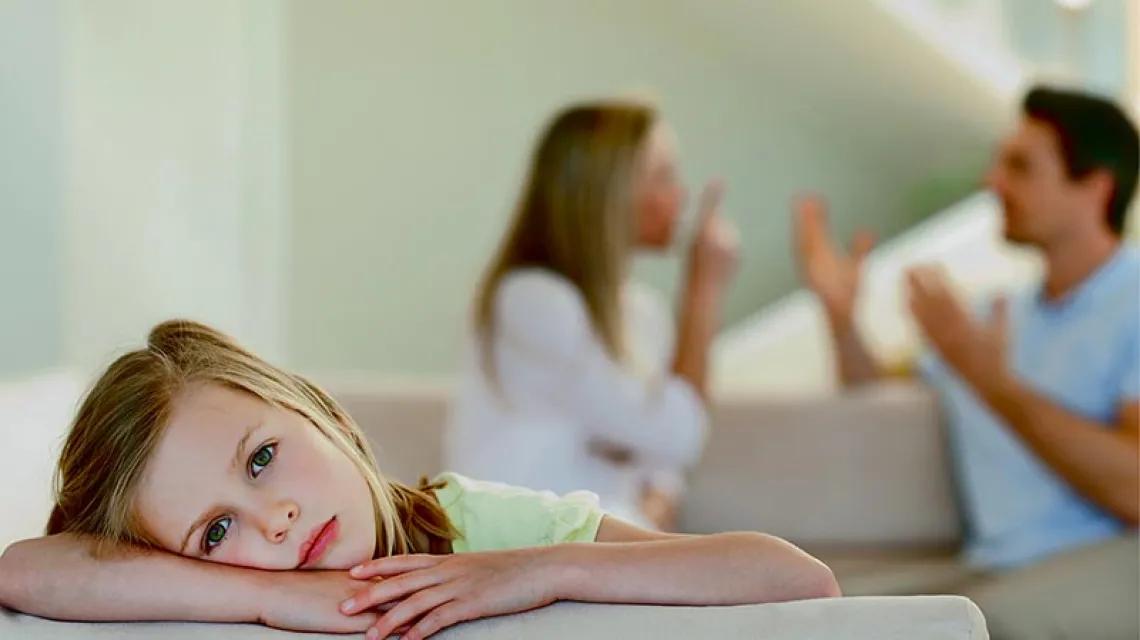 Rodzicom zwykle trudno przychodzi powiedzenie dziecku o rozwodzie. / Fot. Wavebreakmedia / Shutterstock.com