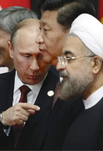 Władimir Putin, prezydent Chin Xi Jinping oraz prezydent Iranu Hassan Rouhani. Szanghaj, 21 maja 2014 r. / Fot. Aly Song / AP / EAST NEWS