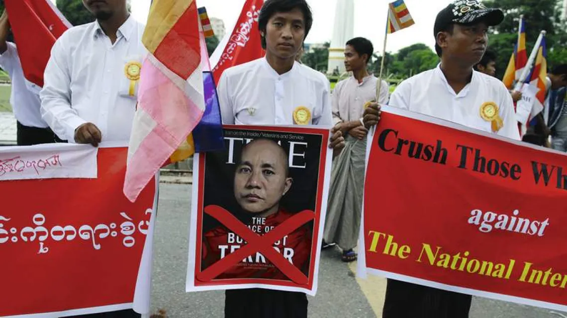 Demonstracja przeciwko magazynowi „Time”, który w 2013 r. umieścił na swojej okładce portret Ashina Wirathu z podpisem „Twarz buddyjskiego terroru”, Rangun, czerwiec 2013 r. / Fot. Soe Zeya Tun / REUTERS / FORUM