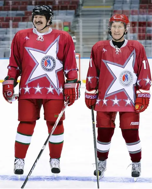 Aleksander Łukaszenko i Władimir Putin po towarzyskim meczu, Soczi, 4 stycznia 2014 r. / Fot. RIA Novosti / AP / EAST NEWS