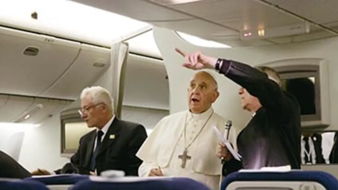 W drodze z Bliskiego Wschodu: papież Franciszek podczas spotkania z dziennikarzami, 26 maja 2014 r. / Fot. Andrew Medichini / AP / EAST NEWS