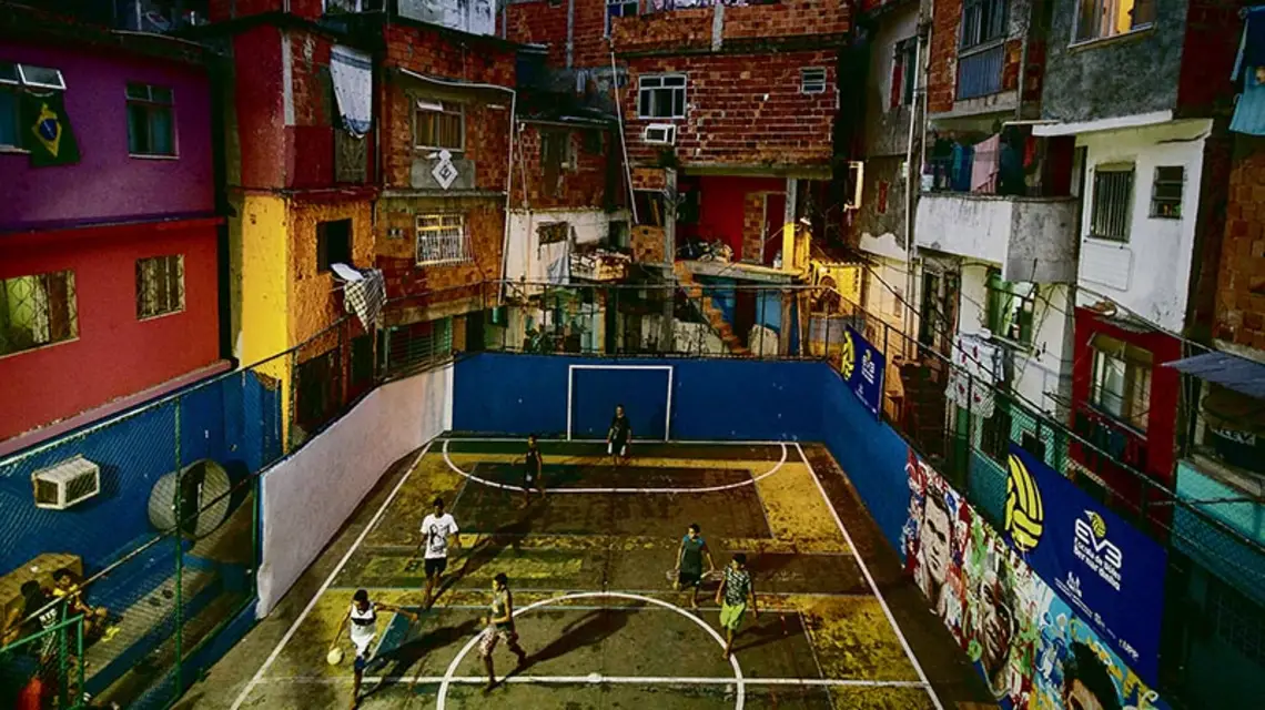 Młodzi piłkarze-amatorzy w jednej z faweli w Rio de Janeiro, 8 czerwca 2014 r. / Fot. Yasuyoshi Chiba / AFP / EAST NEWS