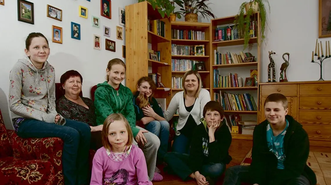 Danuta Ulidowicz pracuje w SOS Wiosce Dziecięcej w Biłgoraju od początku jej istnienia, czyli od 30 lat. W tym czasie wychowała już 17 dzieci. / Fot. Benno Neeleman