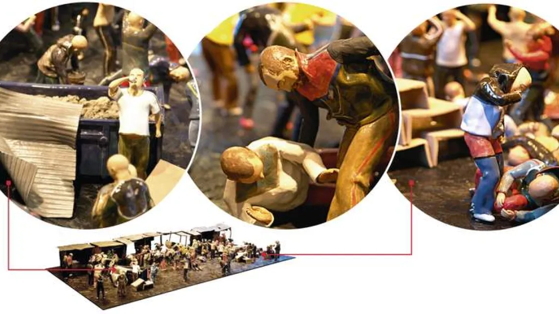 Tomasz Kulka, „Walka uliczna” – instalacja złożona ze 120 figurek ceramicznych, przedstawiająca walki kiboli / Fot. Ekin Kano / IAM