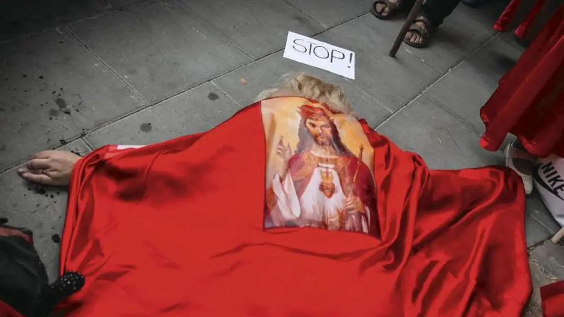 „Modlitwa za bluźnierców” przed Teatrem Nowym w Krakowie, gdzie wyświetlano nagranie spektaklu „Golgota Picnic”. 28 czerwca 2014 r. / Fot. Beata Zawrzel / REPORTER