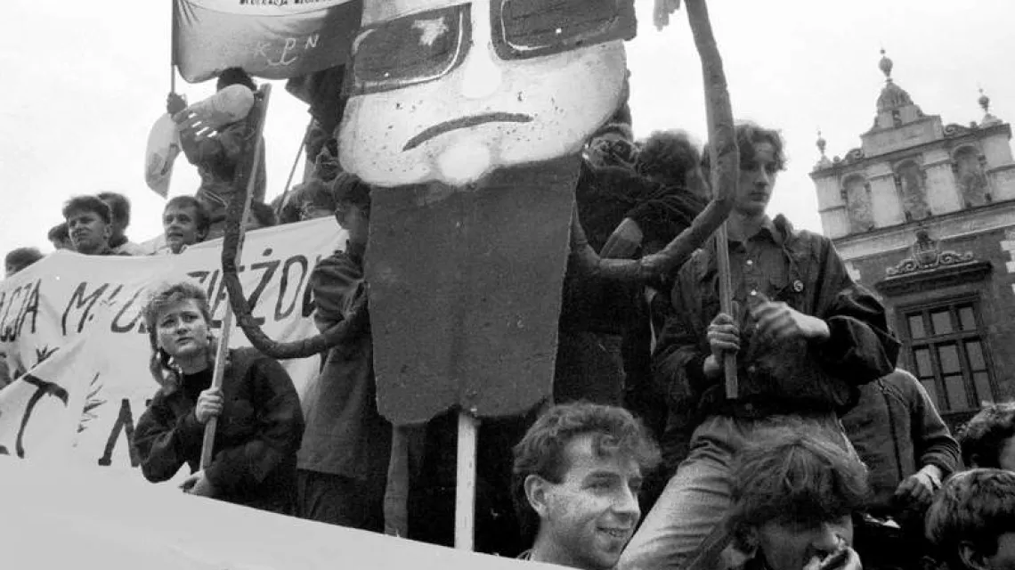 Demonstracja KPN, WiP i FMW „Jaruzelski musi odejść”. Kraków, Rynek Główny, 15 czerwca 1989 r. / Fot. Andrzej Stawiarski / FOTONOVA