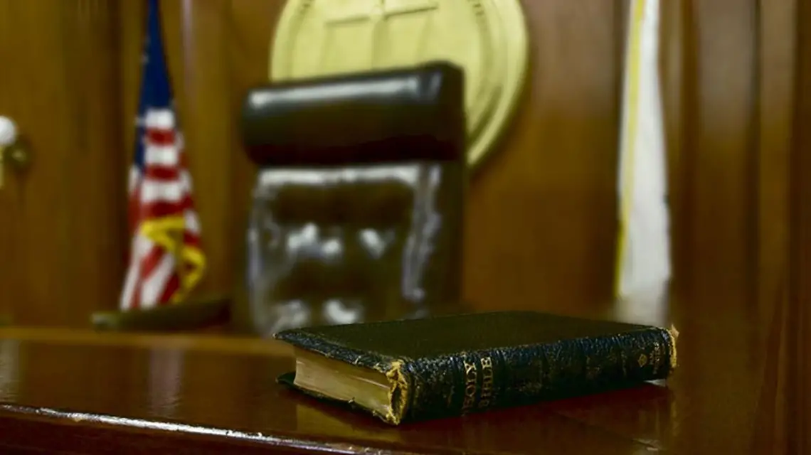 Praktyką w sądach amerykańskich jest przysięga na Biblię. Ale świadek ma konstytucyjne prawo odmówić i zamiast tego złożyć przyrzeczenie. / Fot. MOODBOARD / CORBIS