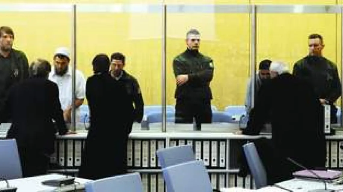 Proces „międzynarodówki" dżihadu. Wśród oskarżonych Fritz Gelowicz (czwarty od prawej), Düsseldorf, 2010 r. / Fot. Volker Hartmann / AFP / EAST NEWS