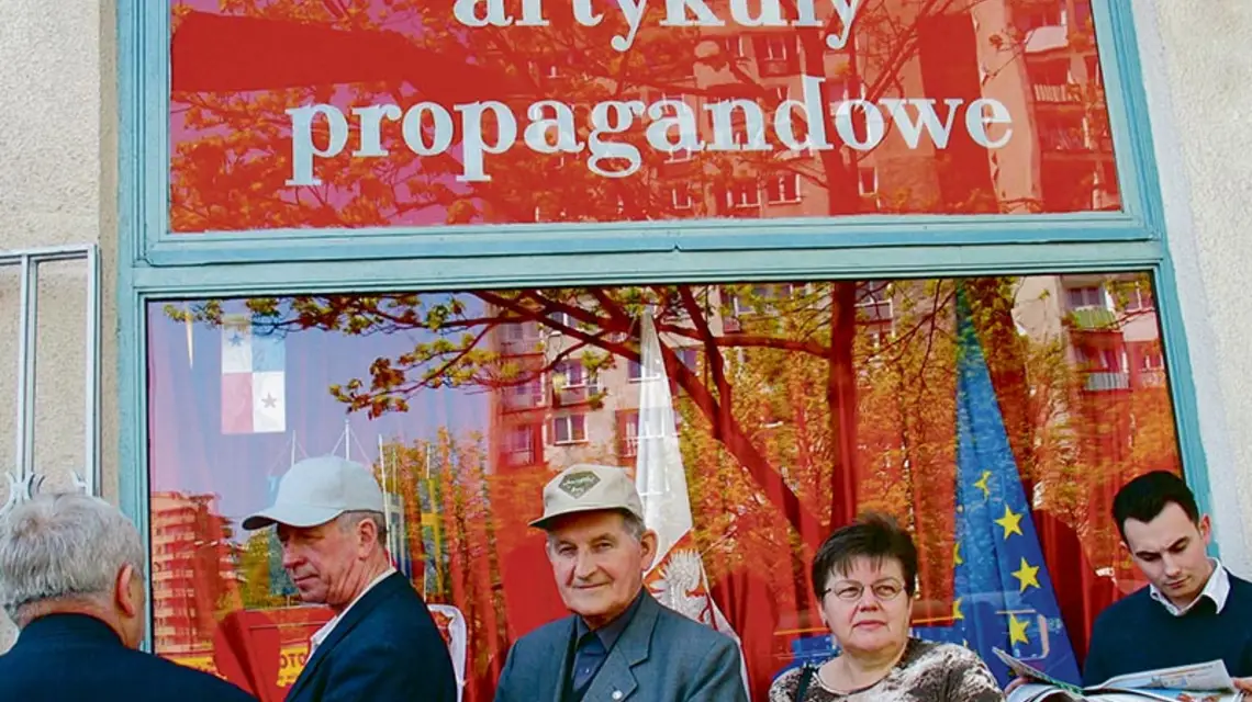 Kolejka po flagi Unii Europejskiej i Polski, dzień przed akcesją. Warszawa, 30 kwietnia 2004 r. / Fot. Andrzej Sidor / FORUM