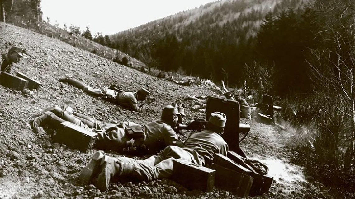 Polacy, żołnierze austriackiej 12. Dywizji Piechoty, zwanej „Krakowską”, atakują wzgórze Pustki koło Gorlic, maj 1915 r.  / Fot. Narodowe Archiwum Cyfrowe