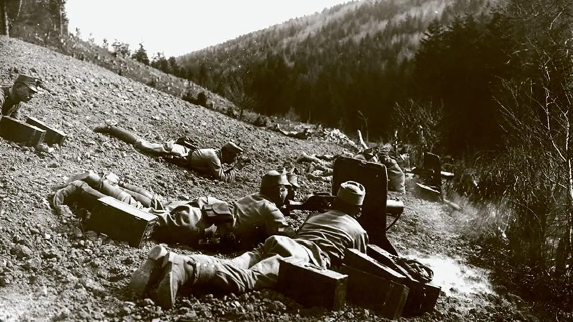 Polacy, żołnierze austriackiej 12. Dywizji Piechoty, zwanej „Krakowską”, atakują wzgórze Pustki koło Gorlic, maj 1915 r. / Fot. Narodowe Archiwum Cyfrowe