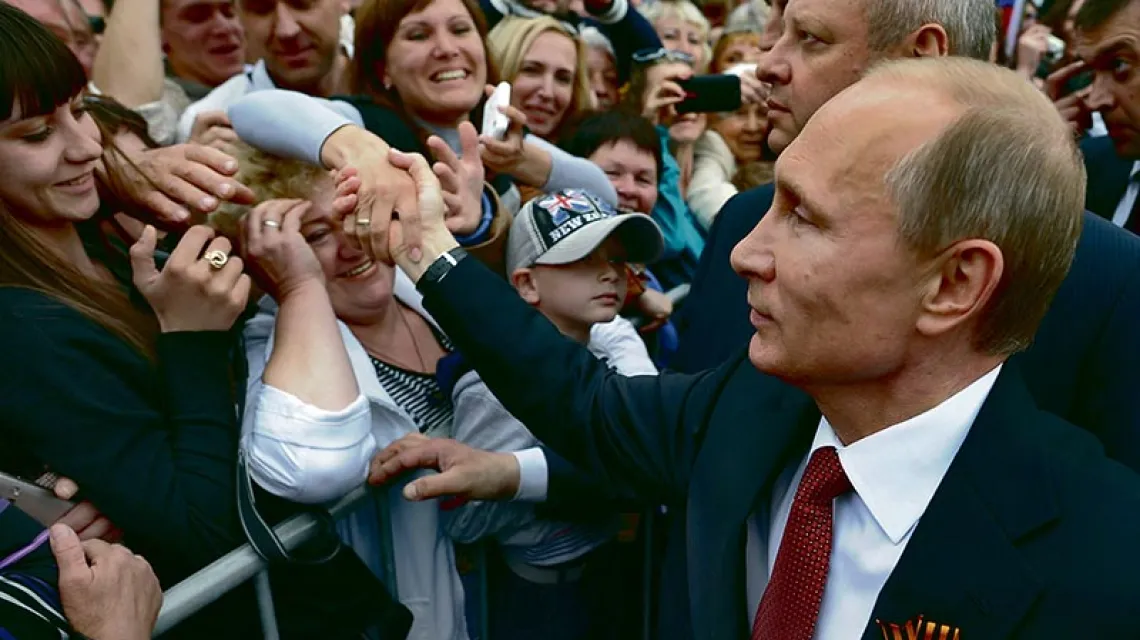 Prezydent Rosji witany przez mieszkańców Sewastopola w Dniu Zwycięstwa, 9 maja 2014 r. / Fot. Alexei Druzhinin / AP / EAST NEWS