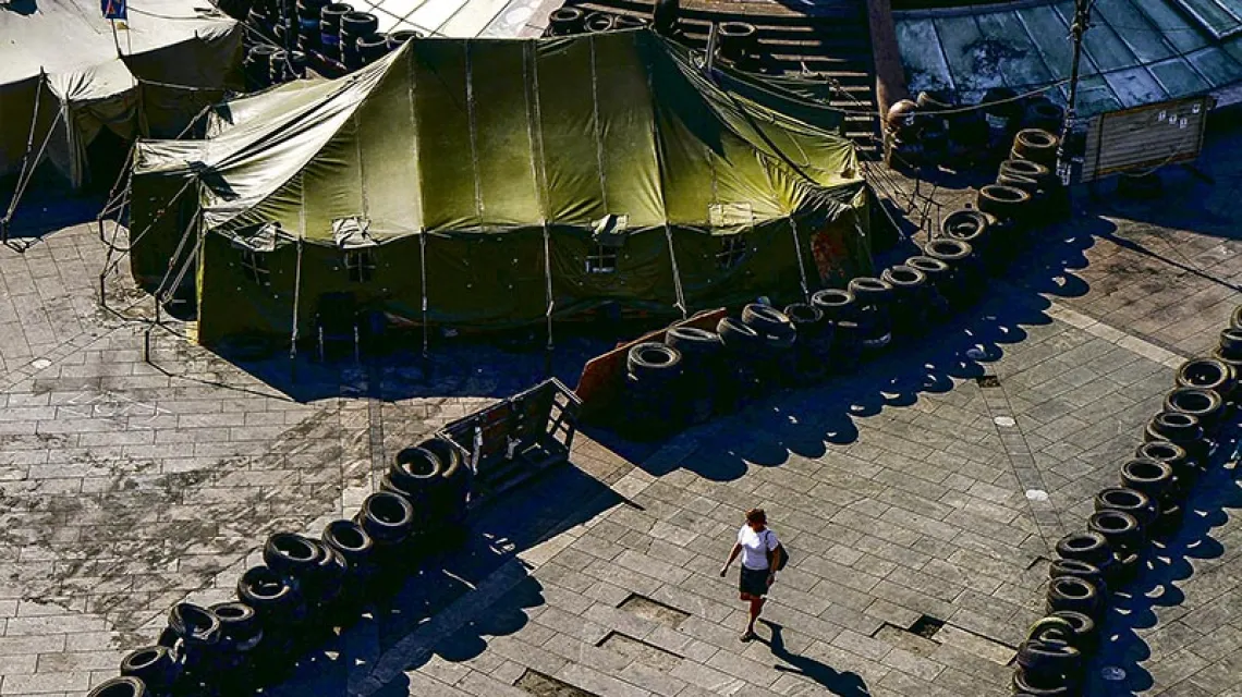 Między barykadami na Majdanie Niepodległości, Kijów, maj 2014 r. / Fot. Sergei Gapon / AFP / EAST NEWS
