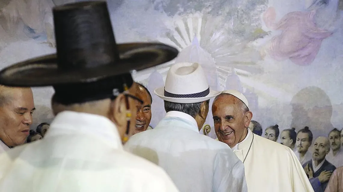 Rozmowa z przywódcami religijnymi przed rozpoczęciem mszy w seulskiej katedrze, 18 sierpnia 2014 r. / Fot. Vincenzo Pinto / AFP / EAST NEWS
