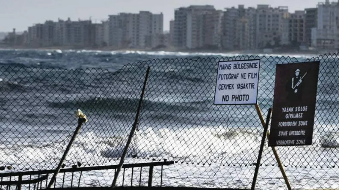Warosza, nadmorski kurort koło Famagusty, to miasto-widmo. Otoczone zasiekami, od 1974 r. stoi puste, bo greccy mieszkańcy uciekli. / Fot. Tarik Tinazay / AFP / EAST NEWS
