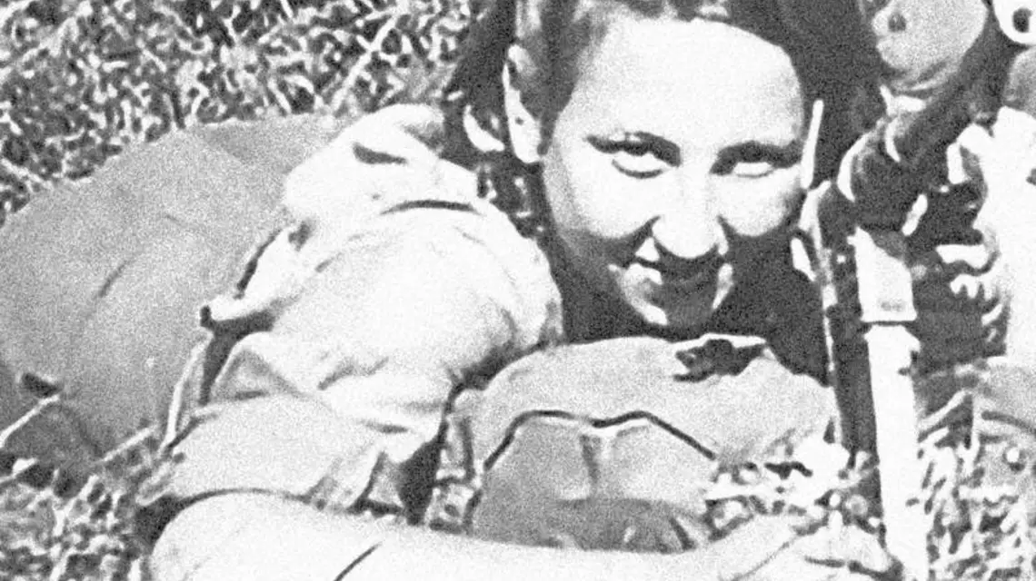 Danuta Siedzikówna na jednym z niewielu zachowanych zdjęć grupy „Łupaszki” / Fot. IPN