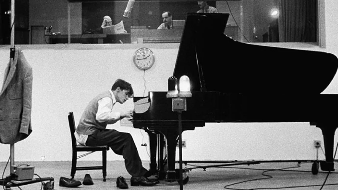Glenn Gould w trakcie nagrywania utworów Bacha. Nowy Jork, 1 marca 1956 r. / Fot. Gordon Parks / GETTY IMAGES
