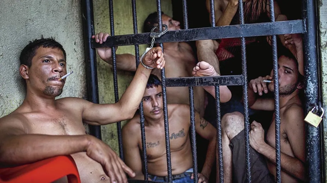 Skazani odbywający karę w jednym z najbardziej przepełnionych i niebezpiecznych więzień w San Pedro Sula, maj 2012 r. / Fot. Rodrigo Abd / AP / EAST NEWS