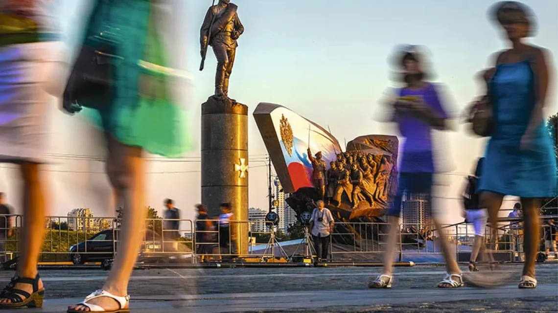 Pod pomnikiem bohaterów I wojny światowej na Pokłonnej Górze w Moskwie w przeddzień jego odsłonięcia – oraz setnej rocznicy zaangażowania się w tę wojnę Rosji, 31 lipca 2014 r. / Fot. Adam Kozak dla „TP”