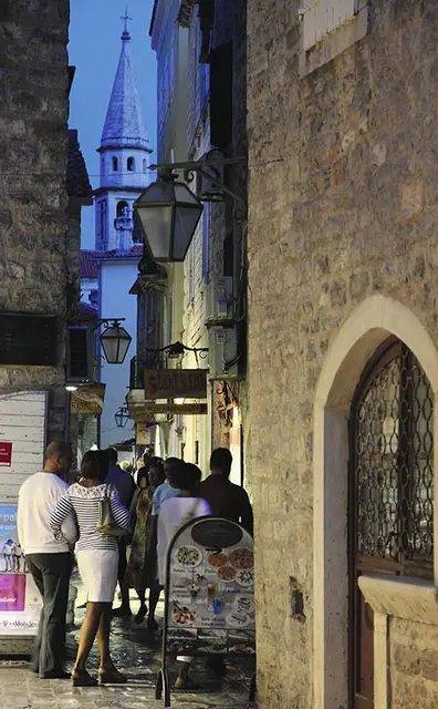Uliczka w Budwie, najmodniejszym kurorcie Czarnogóry. / Fot. Tibor Bognar / AFP / EAST NEWS
