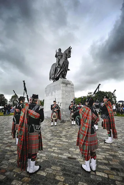 Przygotowania do obchodów 700. rocznicy bitwy pod Bannockburn, w tle pomnik Roberta Bruce’a, czerwiec 2014 r. / Fot. Andy Buchanan / AFP / EAST NEWS
