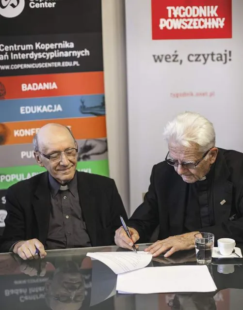 Ks. prof. Michał Heller i ks. Adam Boniecki parafują umowę, Kraków, 5 września 2014 r. / Fot. Grażyna Makara