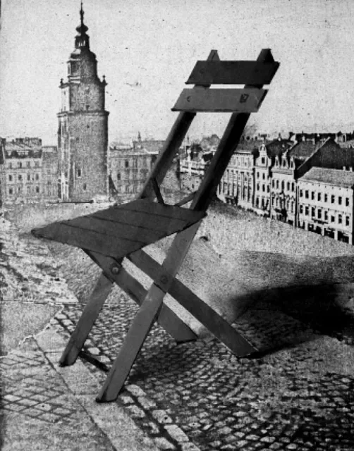 Z serii Pomniki Niemożliwe: „Krzesło”, 1970 r., collage fotograficzny / Fot. Jacek Maria Stokłosa / CRICOTEKA