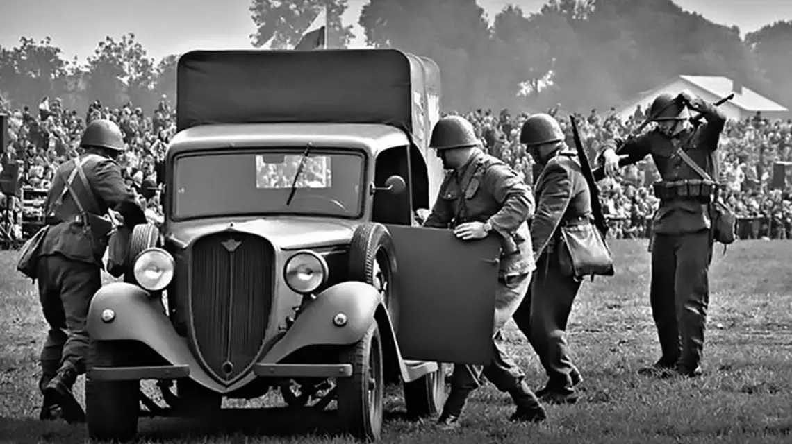 Inscenizacja historyczna bitwy pod Tomaszowem Lubelskim, 2013 r. / Fot. Marta Kwaterska / SRH WRZESIEŃ ’39