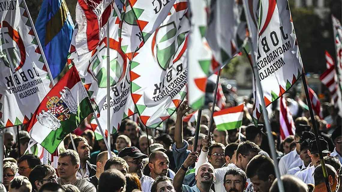 Skrajnie nacjonalistyczna partia Jobbik najchętniej anektowałaby Zakarpacie. Demonstracja w Budapeszcie, październik 2013 r. / Fot. Balazs Mohai / AP / EAST NEWS