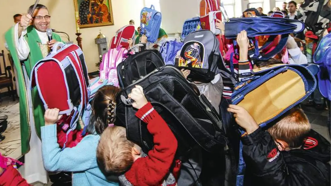 Święcenie tornistrów w parafii w Koziegłowach koło Poznania, 9 września 2007 r. / Fot. Marek Lapis / FORUM
