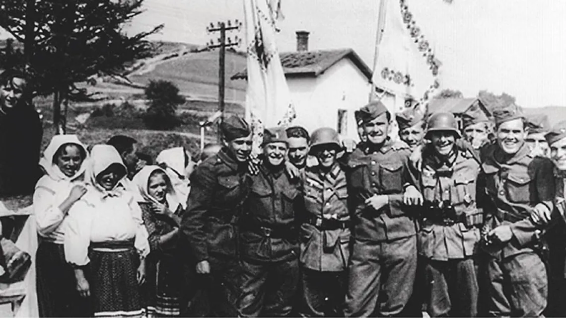 Słowaccy i niemieccy żołnierze w zajętej Komańczy. / Fot. DOMENA PUBLICZNA