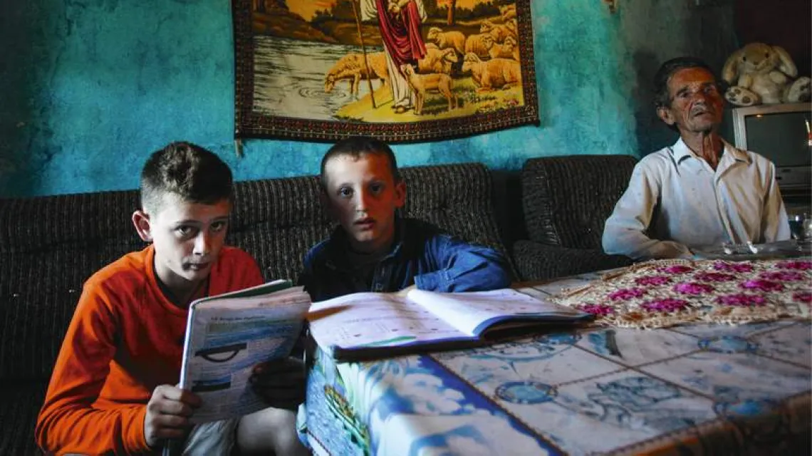 13-letni Amarildo i jego młodszy brat Nikolin nigdy nie wyszli z domu: za progiem, wedle wciąż tu przestrzeganego prawa zwyczajowego, grozi im śmierć. Północna Albania, wrzesień 2013 r. / Fot. Gent Shkullaku / AFP / EAST NEWS
