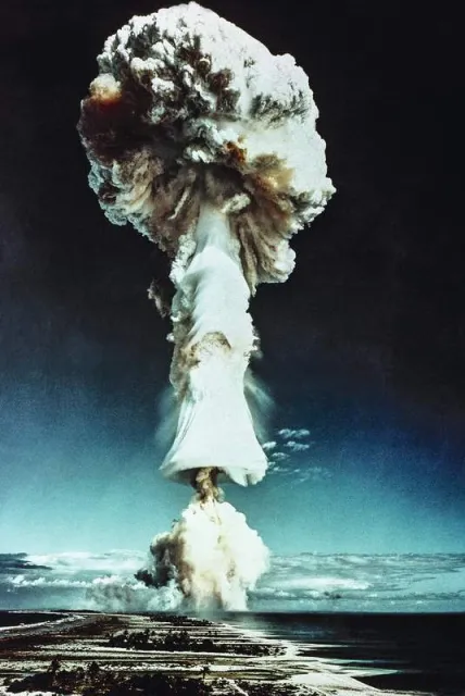 Francuski test nuklearny na atolu Mururoa. Południowy Pacyfik, czerwiec 1970 r. / Fot. AP / EAST NEWS