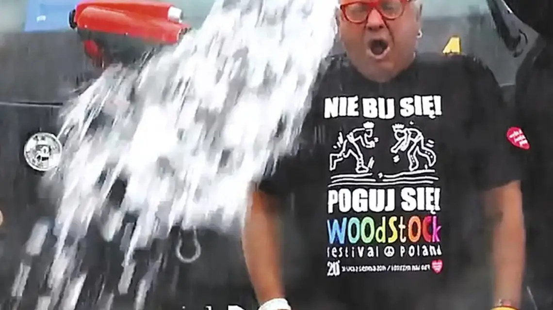 Jerzy Owsiak lodowatą wodą dał się polać ze strażackiej sikawki. / Fot. Youtube.com