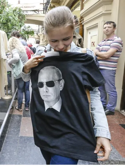 Koszulka z kolekcji powstałej na fali sukcesów po igrzyskach w Soczi. Moskwa, czerwiec 2014 r. / Fot. Sergei Karpukhin / REUTERS / FORUM