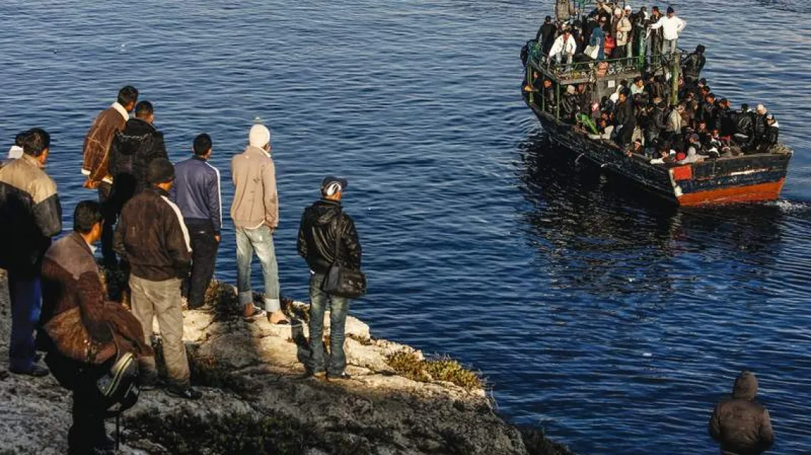 Wybrzeże Lampedusy, tu przybijają łodzie z imigrantami z Afryki, 2011 r. / Fot. Alessandra Benedetti / CORBIS
