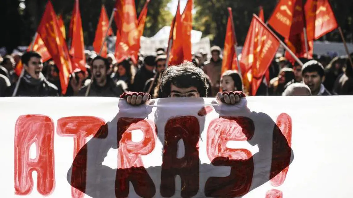 Antyrządowe protesty bezrobotnej młodzieży w Hiszpanii, październik 2013 r. / Fot. Andres Kudacki / APTOPIX / AP / EAST NEWS