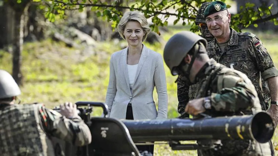 Minister obrony Ursula von der Leyen ogląda ćwiczenia Kurdów w niemieckiej bazie, październik 2014 r. / Fot. Jens-Ulrich Koch / AFP / EAST NEWS