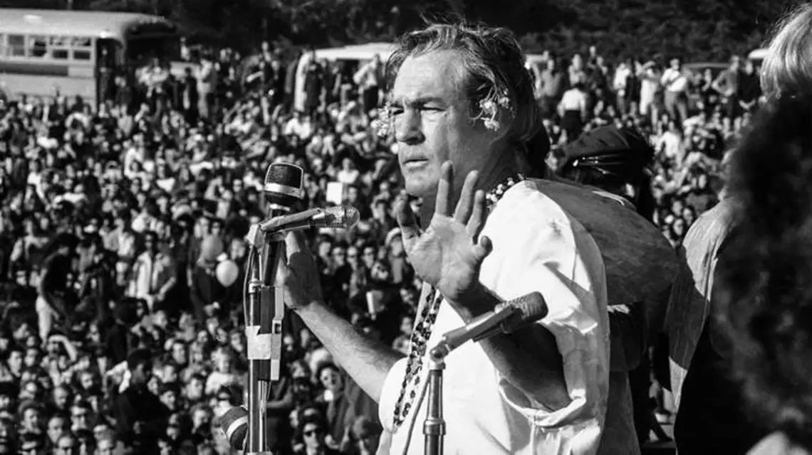 Timothy Leary przemawia do tłumu hipisów podczas akcji „Human Be-In”, Golden Gate Park, San Francisco, Kalifornia, 1967 r. / Fot. Robert W. Klein / AP / EAST NEWS
