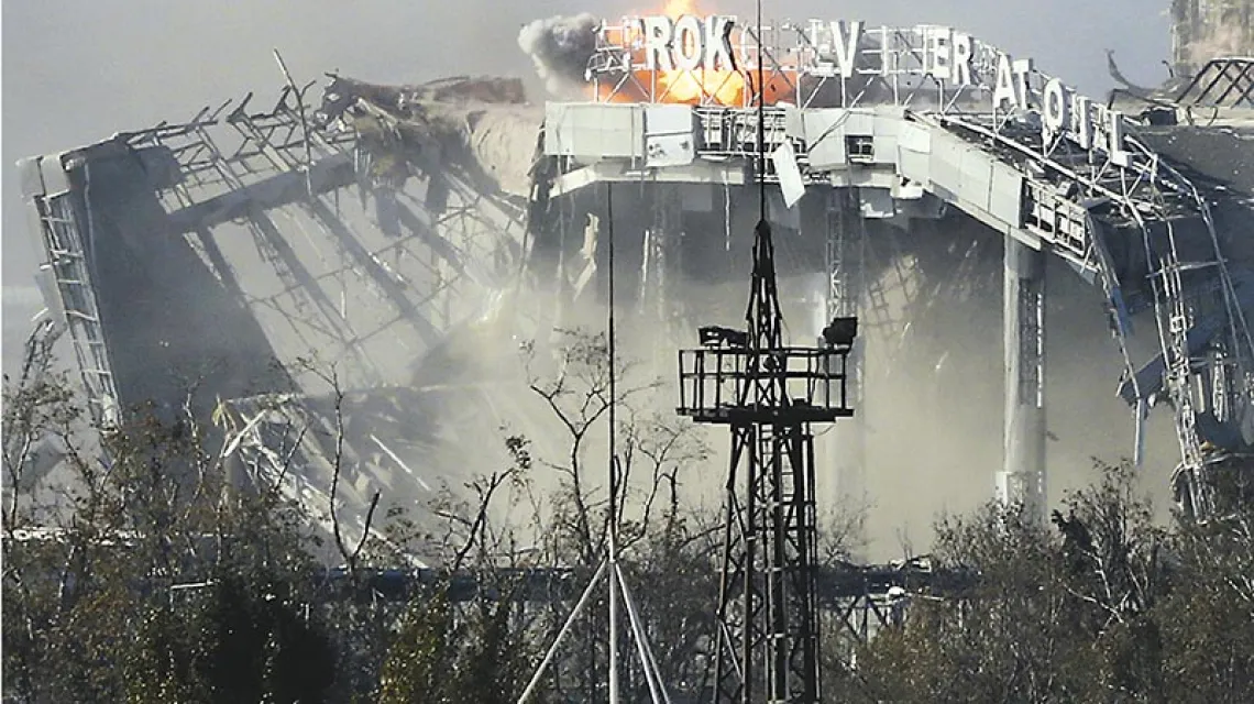 Płonie zniszczony główny terminal lotniska w Doniecku. 8 października 2014 r. / Fot. Dmitry Lovetsky / AP / EAST NEWS