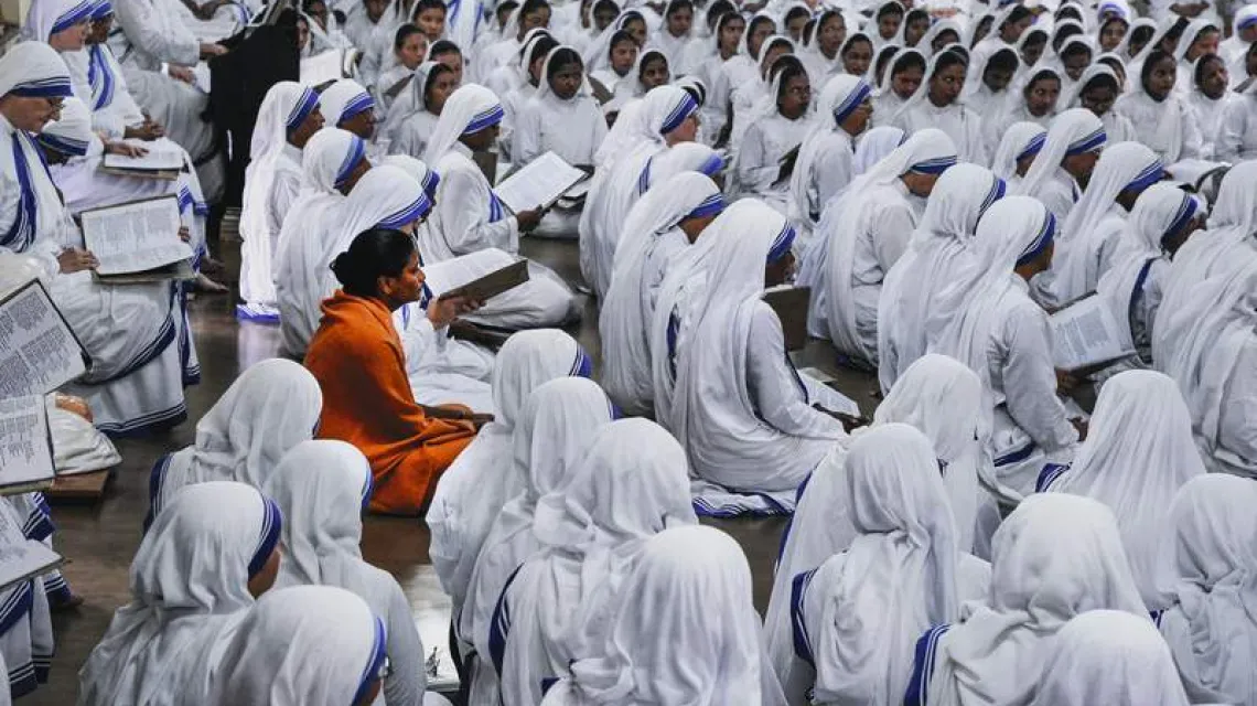 Siostry Misjonarki Miłości przy grobie Matki Teresy, Kalkuta, wrzesień 2014 r. / Fot. Dibyangshu Sarkar / AFP / EAST NEWS