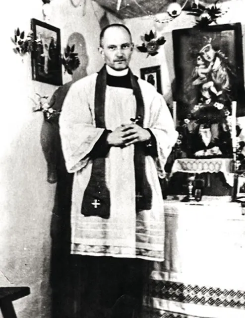 Ks. Władysław Bukowiński w swojej kaplicy w Kazachstanie / Fot. DOMENA PUBLICZNA