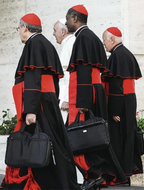 Papież z kardynałami (od lewej) Lluísem Martínezem Sistachem z Hiszpanii, Chiblym Langlois z Haiti i Ricardo Ezzatim Andrello z Chile w drodze na sesję Synodu. Watykan, 9 października 2014 r. / Fot. Alessandra Tarantino / AP / EAST NEWS